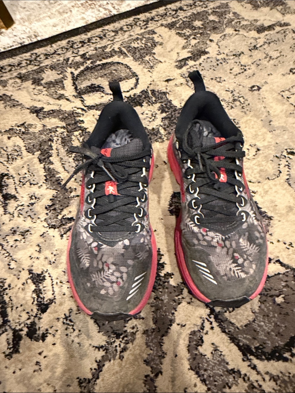Brooks Men's Black and Red Patterned Athletic Shoes
